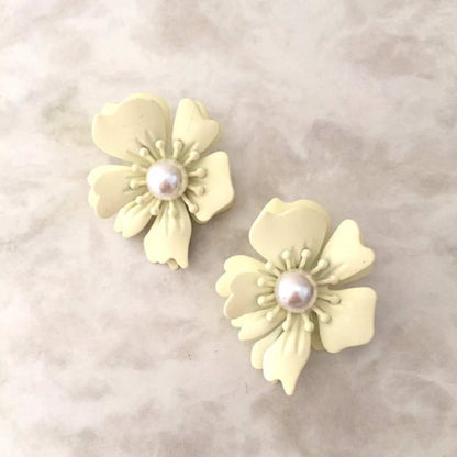 【ピアス・イヤリング】plume フラワーピアス/ブライダルアクセサリー 【結婚式 ピアス イヤリング】