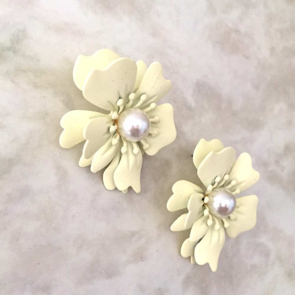 【ピアス・イヤリング】plume フラワーピアス/ブライダルアクセサリー 【結婚式 ピアス イヤリング】