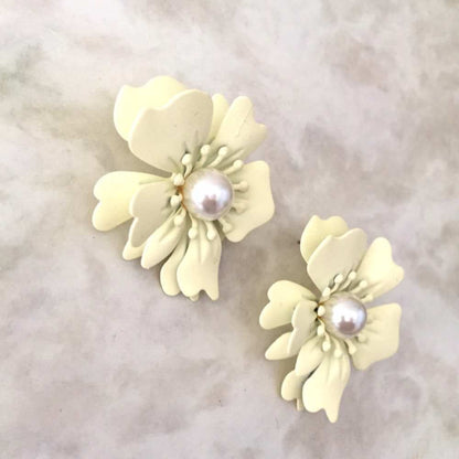 【ピアス・イヤリング】plume フラワーピアス/ブライダルアクセサリー 【結婚式 ピアス イヤリング】