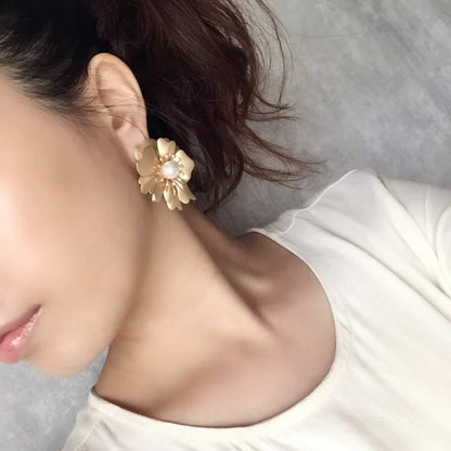 【ピアス・イヤリング】plume フラワーピアス/ブライダルアクセサリー 【結婚式 ピアス イヤリング】