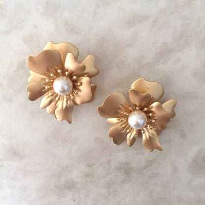 【ピアス・イヤリング】plume フラワーピアス/ブライダルアクセサリー 【結婚式 ピアス イヤリング】
