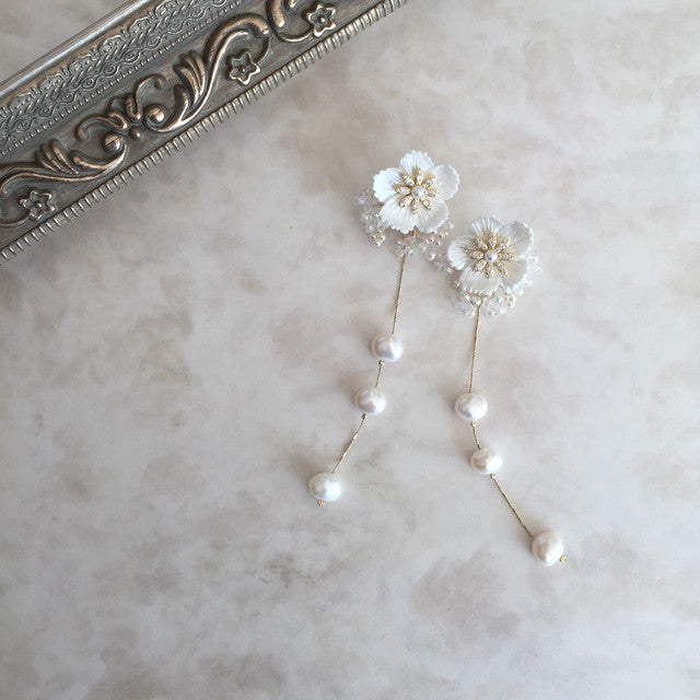 【ピアス・イヤリング】オリジナル商品Amour フラワー淡水パールピアス 【結婚式 ピアス イヤリング】