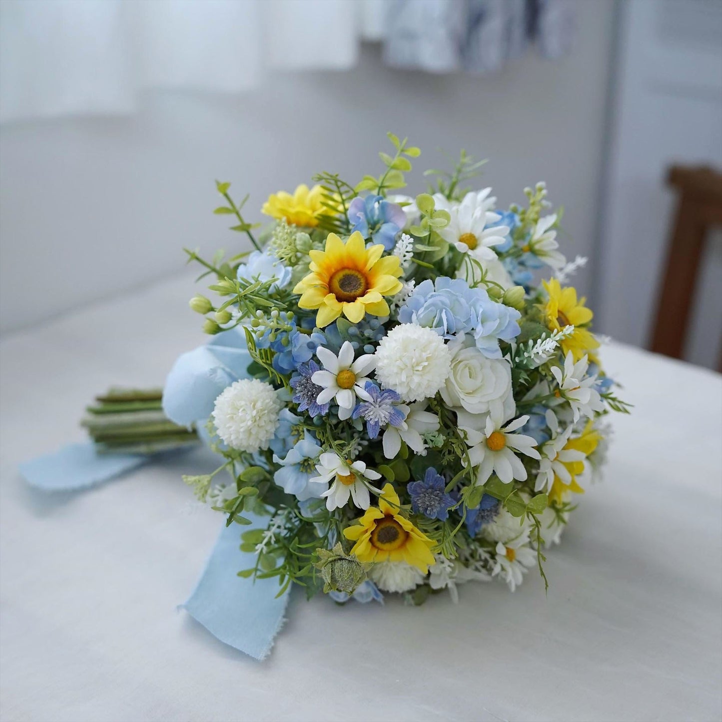 ホワイトブールの小花とひまわりのブーケ