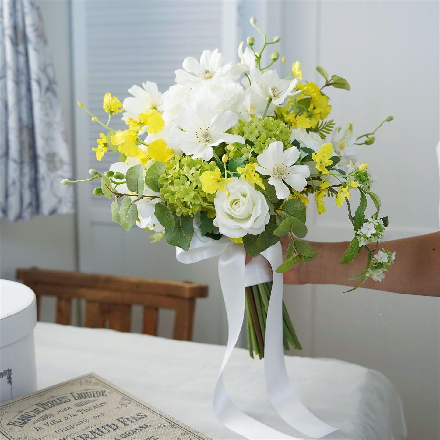 コスモスとスノーボールのブーケ【結婚式　フワラー　アーティフィシャルフラワー　ブーケ　ブートニア】