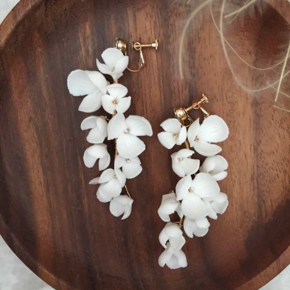 【ピアス・イヤリング】white flower フラワーイヤリング/ブライダルアクセサリー 【結婚式 ピアス イヤリング】