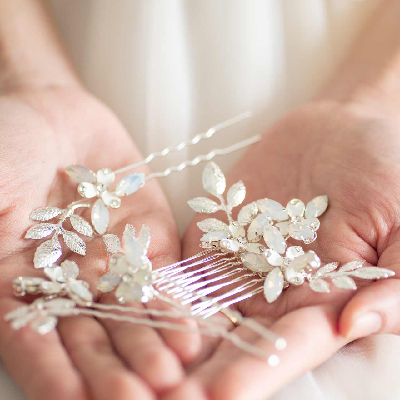 (4点セット) ブライダルヘッドドレス フラワー リーフ ヘッドコーム ピン【シルバー】p10 【結婚式 ヘアアクセサリー】