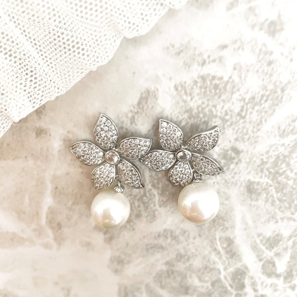 【ピアス・イヤリング】porte ジルコニアフラワーパールピアス 【結婚式 ピアス イヤリング】