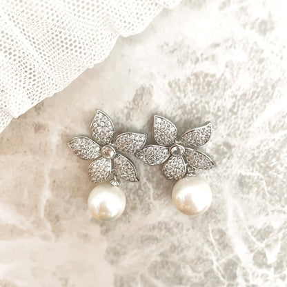 【ピアス・イヤリング】porte ジルコニアフラワーパールピアス 【結婚式 ピアス イヤリング】