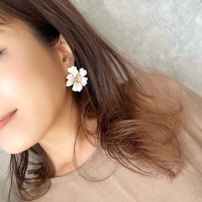 【ピアス・イヤリング】emu ゴールドフラワーピアス 【結婚式 ピアス イヤリング】