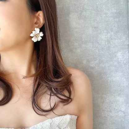 【ピアス・イヤリング】emu ゴールドフラワーピアス 【結婚式 ピアス イヤリング】