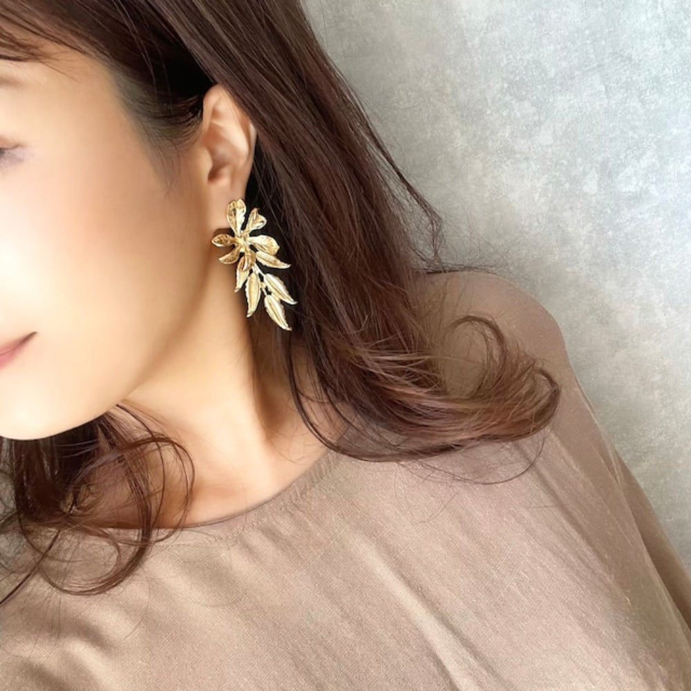 【ピアス・イヤリング】automne ゴールドフラワーピアス 【結婚式 ピアス イヤリング】