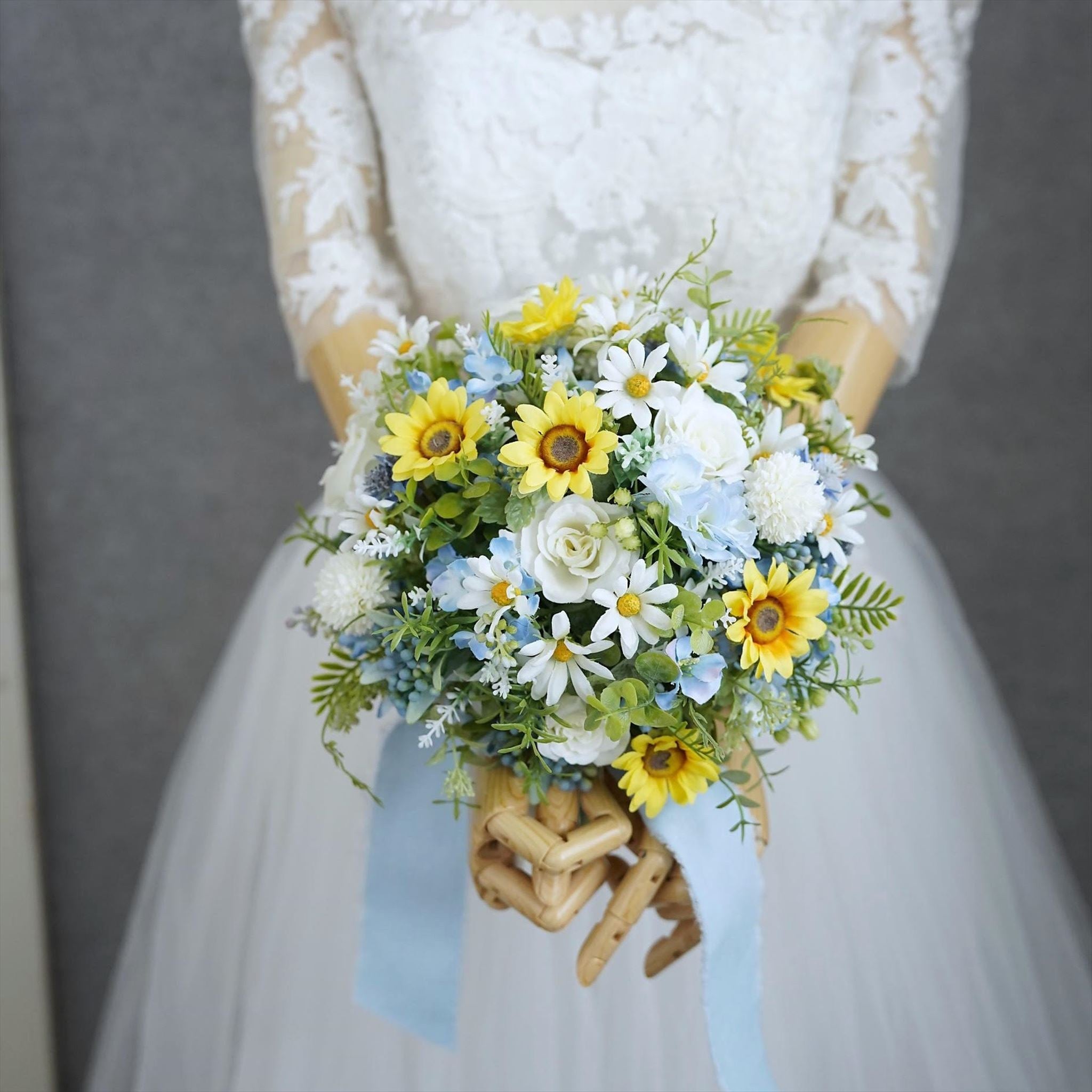 ホワイトブールの小花とひまわりのブーケ【結婚式 フワラー アーティ