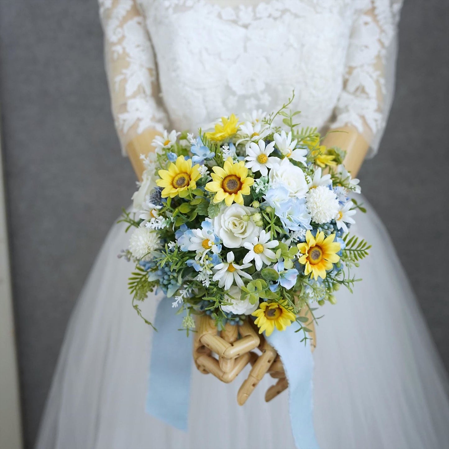 ホワイトブールの小花とひまわりのブーケ