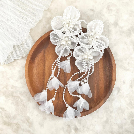 lan ホワイトフラワー大ぶりウェディングイヤリング【結婚式 ピアス イヤリング】