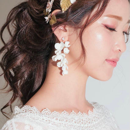 【ピアス】ブライダルピアス ホワイトフラワーピアス 小枝ピアス r15 【結婚式 ピアス イヤリング】