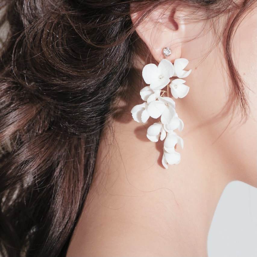 【ピアス】ブライダルピアス ホワイトフラワーピアス 小枝ピアス r15 【結婚式 ピアス イヤリング】