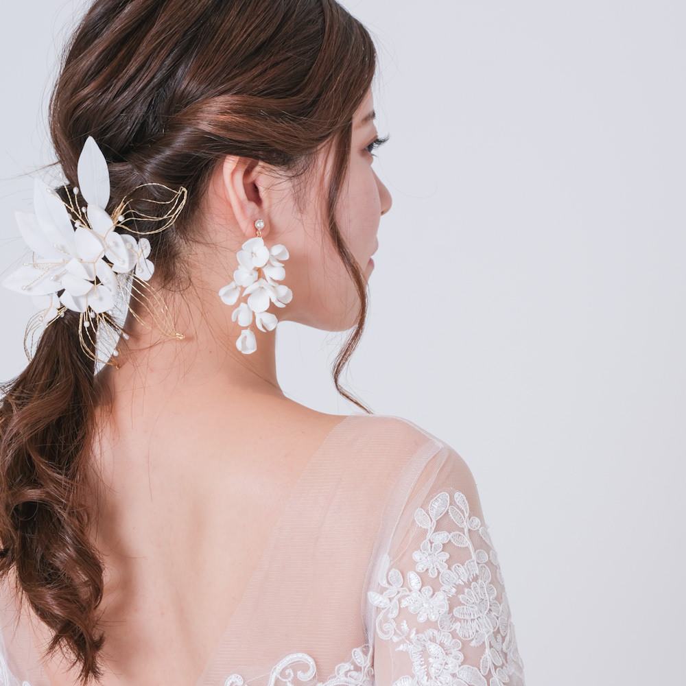 【ピアス】ブライダルピアス ホワイトフラワーピアス 小枝ピアス r15 【結婚式 ピアス イヤリング】