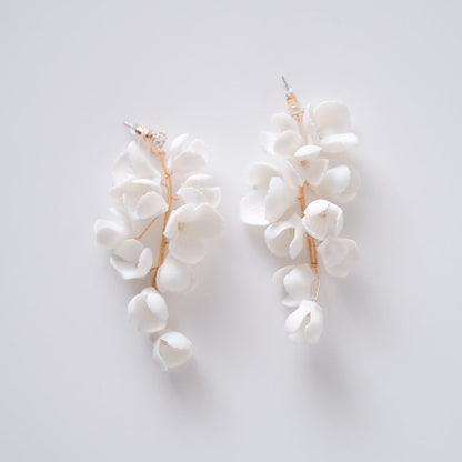 【ピアス】ブライダルピアス ホワイトフラワーピアス 小枝ピアス r15 【結婚式 ピアス イヤリング】