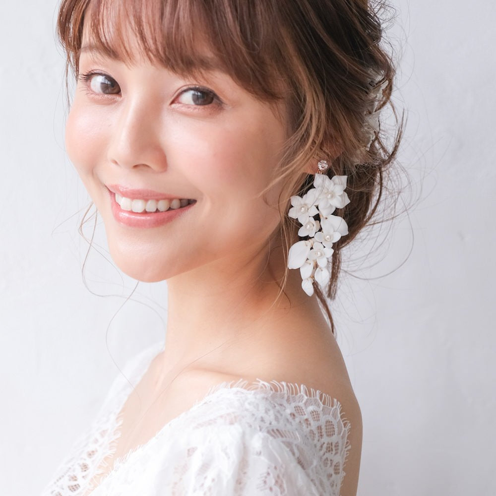 【イヤリング】ブライダルイヤリング ホワイトフラワー パール 小枝イヤリング r16 【結婚式 ピアス イヤリング】
