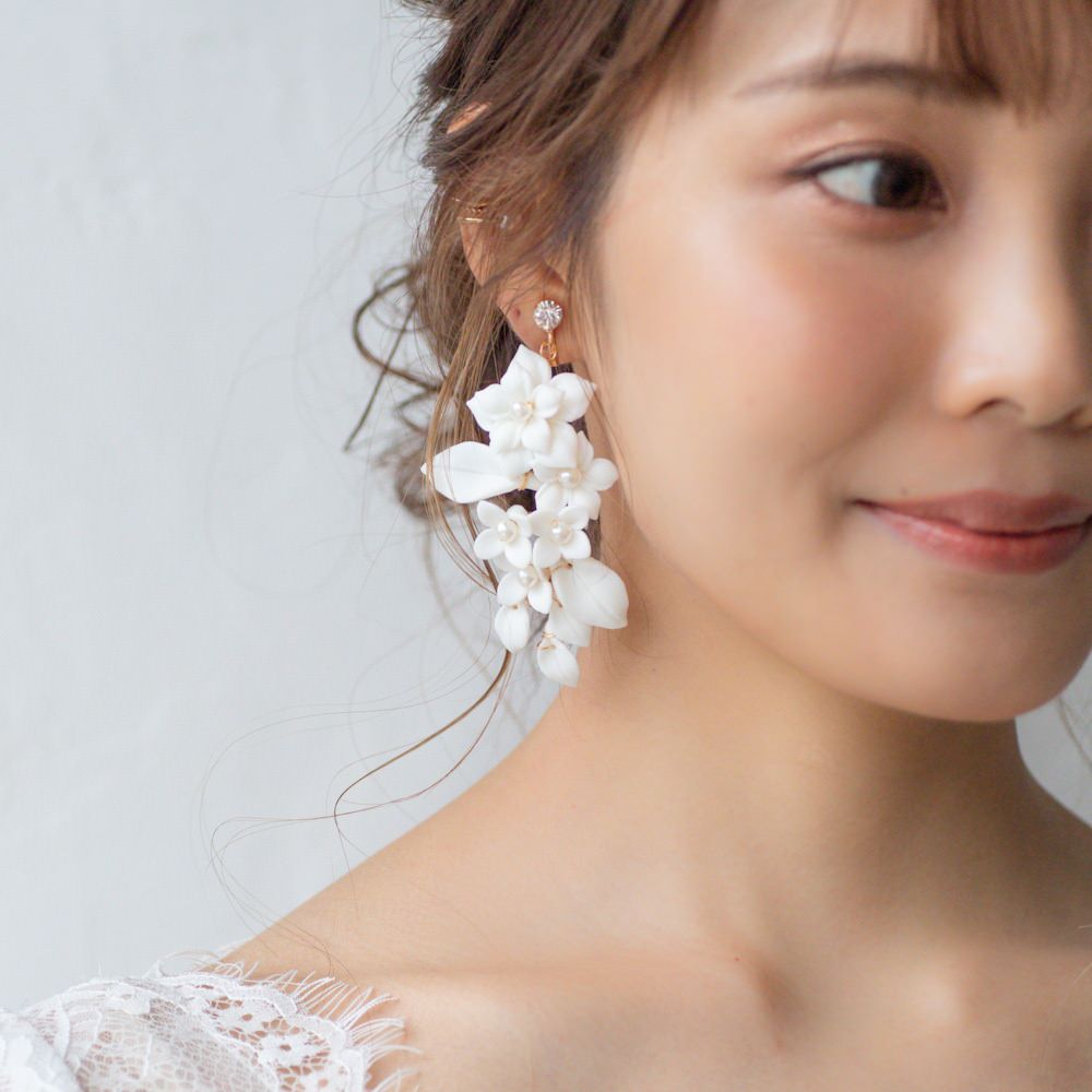 【イヤリング】ブライダルイヤリング ホワイトフラワー パール 小枝イヤリング r16 【結婚式 ピアス イヤリング】