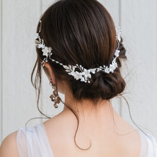 【ヘッドドレス】ブライダルヘッドドレス小枝カチューシャホワイトフラワーシルバーv54【結婚式　ヘアアクセサリー】