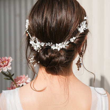 【ヘッドドレス】ブライダルヘッドドレス小枝カチューシャホワイトフラワーシルバーv54【結婚式　ヘアアクセサリー】