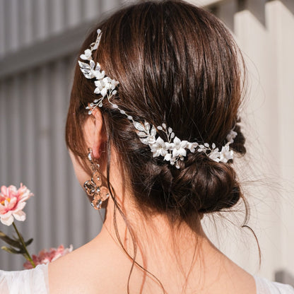 【ヘッドドレス】ブライダルヘッドドレス小枝カチューシャホワイトフラワーシルバーv54【結婚式　ヘアアクセサリー】