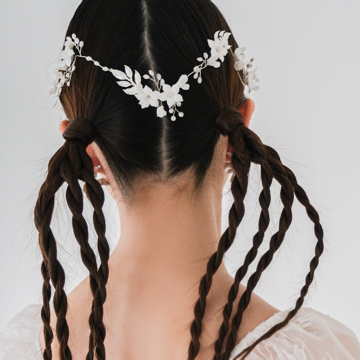 【ヘッドドレス】ブライダルヘッドドレス小枝カチューシャホワイトフラワーシルバーv54【結婚式　ヘアアクセサリー】