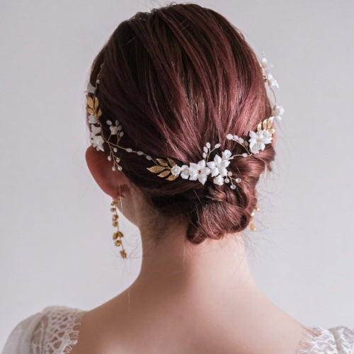 【ヘッドドレス】ブライダルヘッドドレス小枝カチューシャホワイトフラワーゴールドv55【結婚式　ヘアアクセサリー】