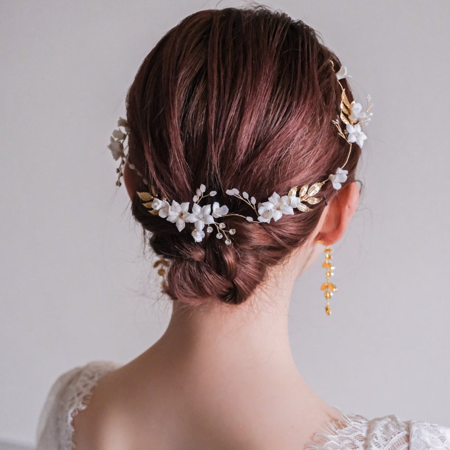 【ヘッドドレス】ブライダルヘッドドレス小枝カチューシャホワイトフラワーゴールドv55【結婚式　ヘアアクセサリー】