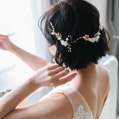 【ヘッドドレス】ブライダルヘッドドレス小枝カチューシャホワイトフラワーゴールドv55【結婚式　ヘアアクセサリー】