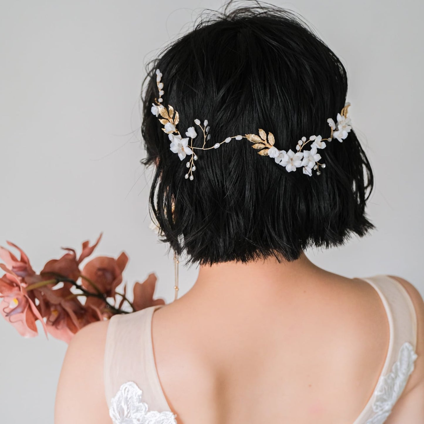 【ヘッドドレス】ブライダルヘッドドレス小枝カチューシャホワイトフラワーゴールドv55【結婚式　ヘアアクセサリー】