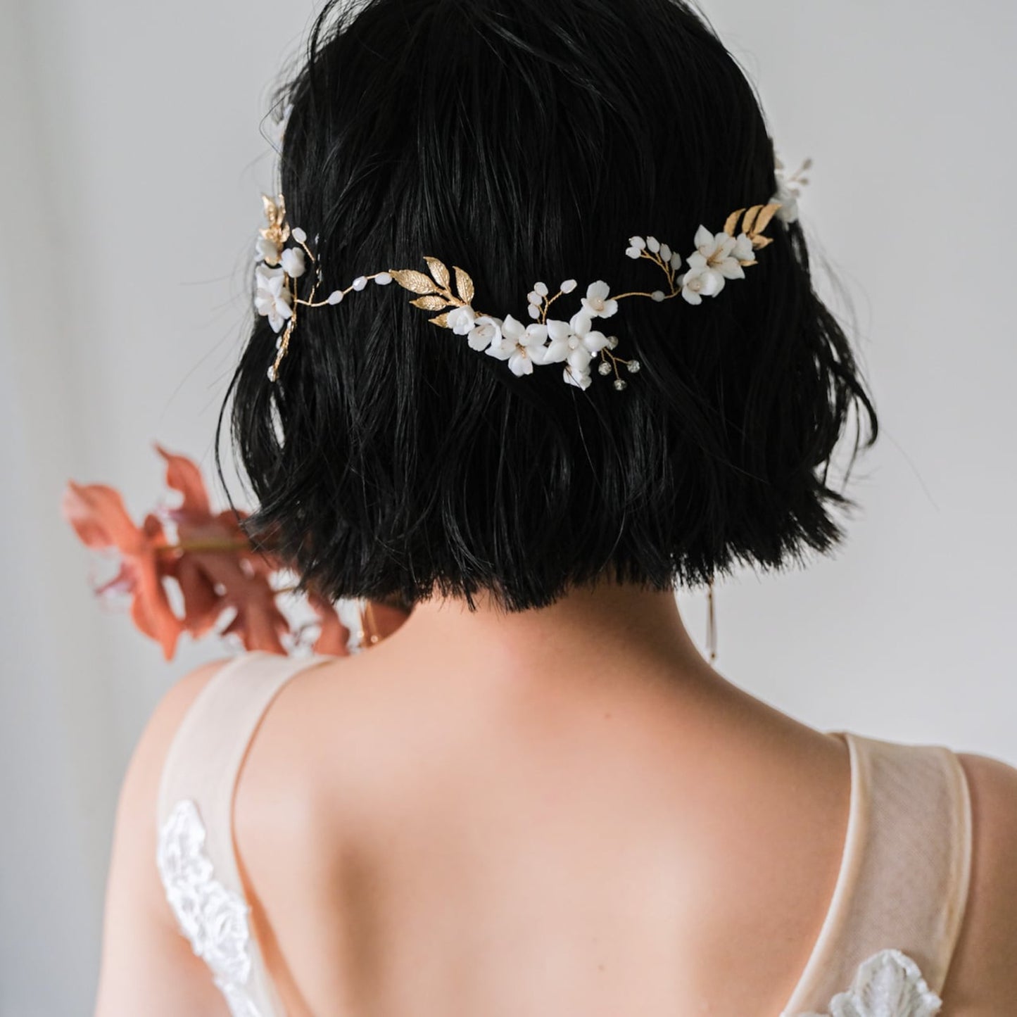 【ヘッドドレス】ブライダルヘッドドレス小枝カチューシャホワイトフラワーゴールドv55【結婚式　ヘアアクセサリー】