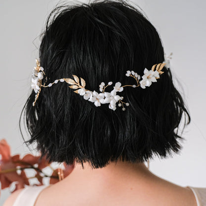 【ヘッドドレス】ブライダルヘッドドレス小枝カチューシャホワイトフラワーゴールドv55【結婚式　ヘアアクセサリー】