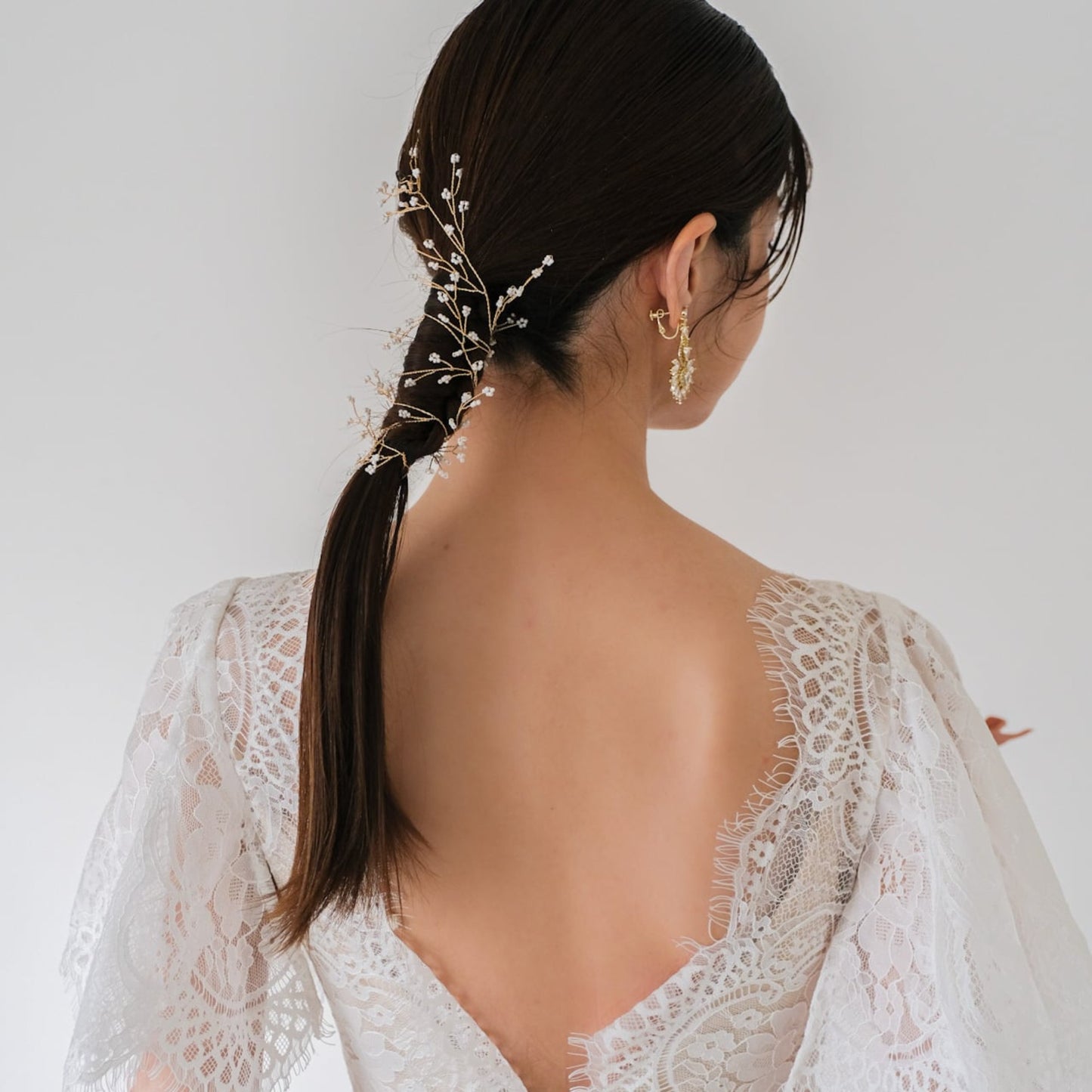 【ヘッドドレス】ブライダルヘッドドレス小枝カチューシャホワイトビーズゴールドv57【結婚式　ヘアアクセサリー】