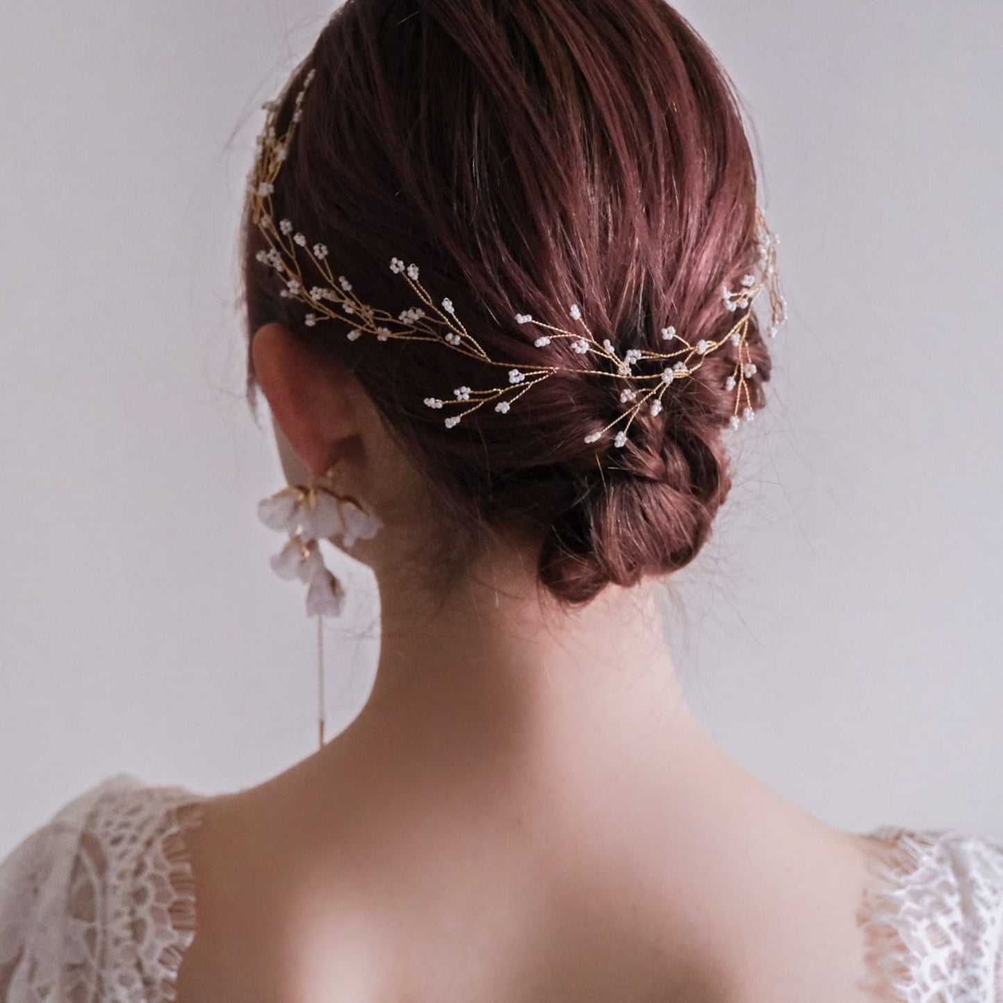 【ヘッドドレス】ブライダルヘッドドレス小枝カチューシャホワイトビーズゴールドv57【結婚式　ヘアアクセサリー】