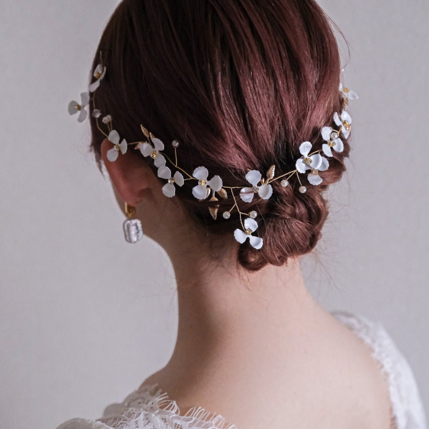 【ヘッドドレス】ブライダルヘッドドレス小枝カチューシャホワイトフラワーゴールドv61【結婚式　ヘアアクセサリー】