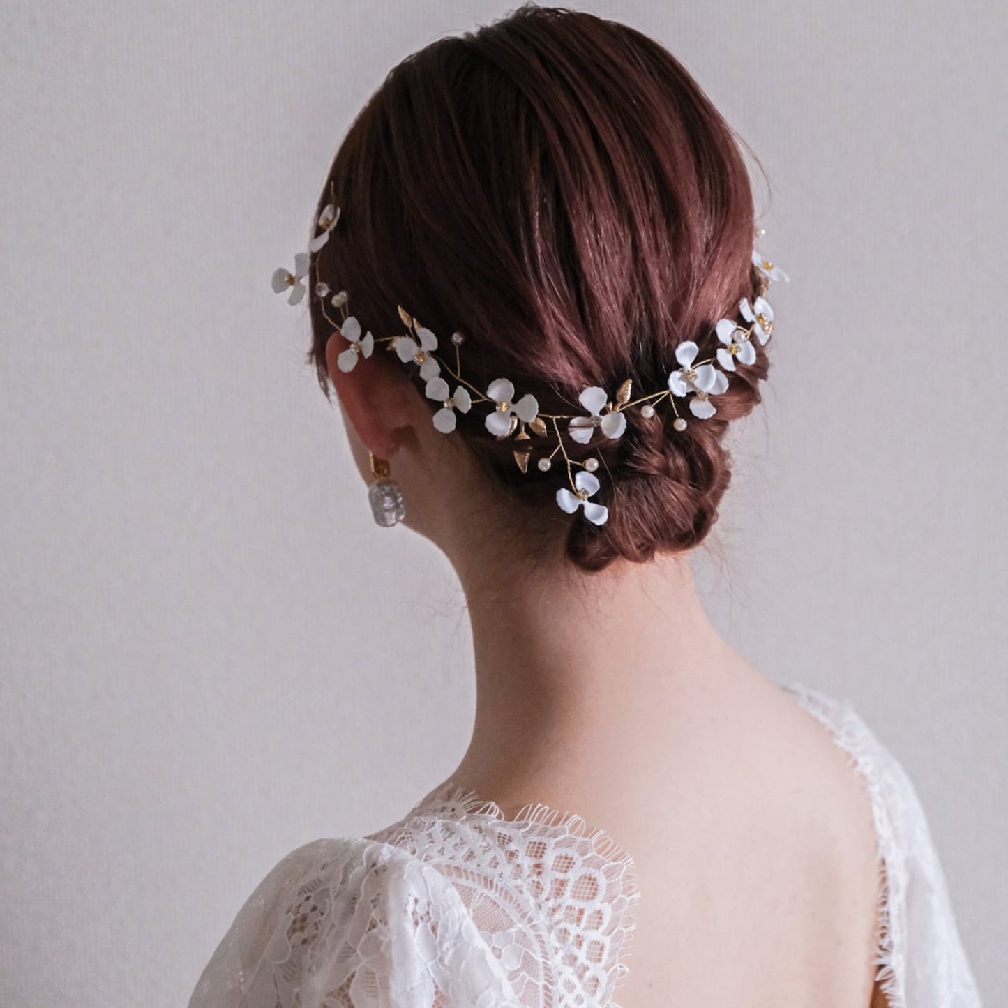 【ヘッドドレス】ブライダルヘッドドレス小枝カチューシャホワイトフラワーゴールドv61【結婚式　ヘアアクセサリー】