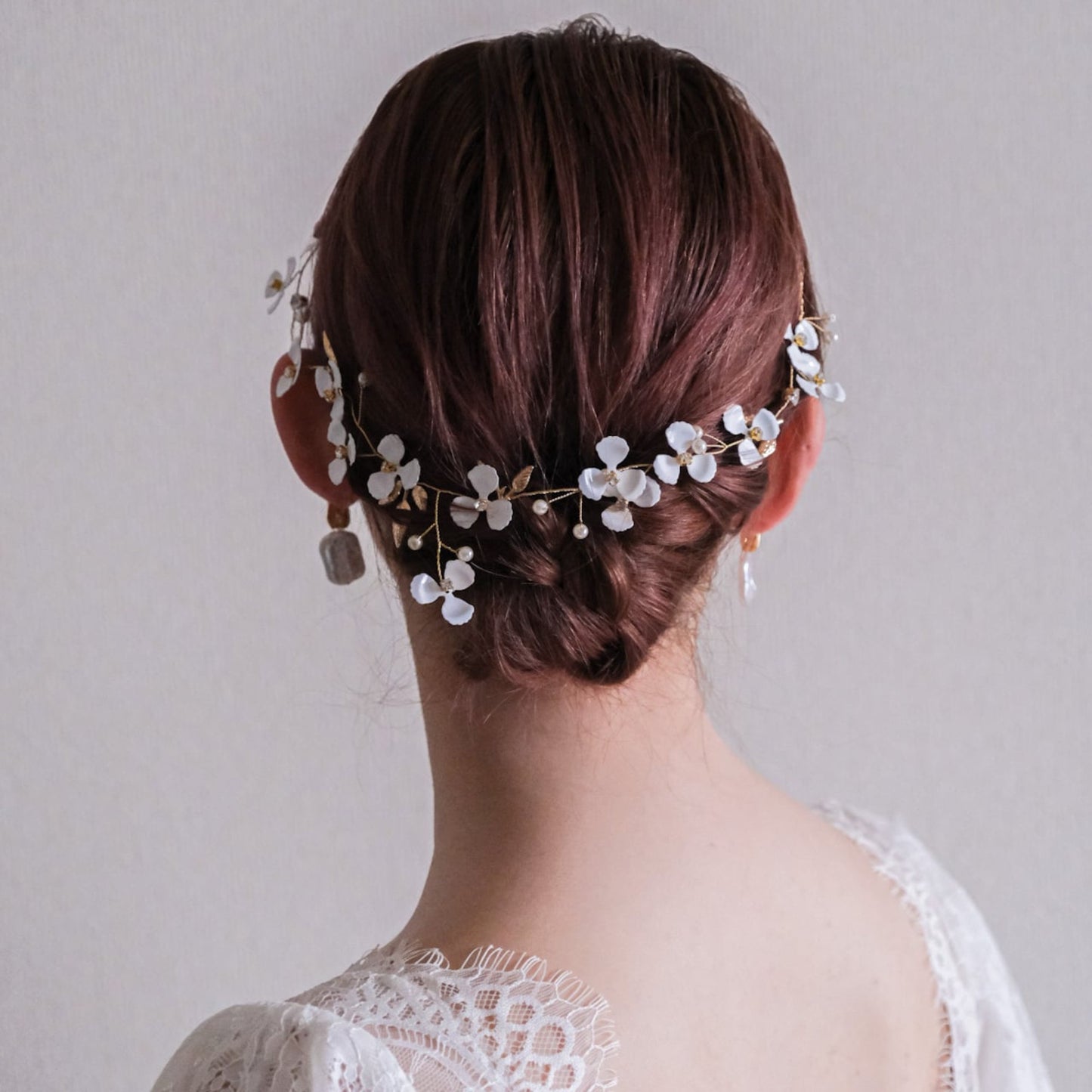 【ヘッドドレス】ブライダルヘッドドレス小枝カチューシャホワイトフラワーゴールドv61【結婚式　ヘアアクセサリー】