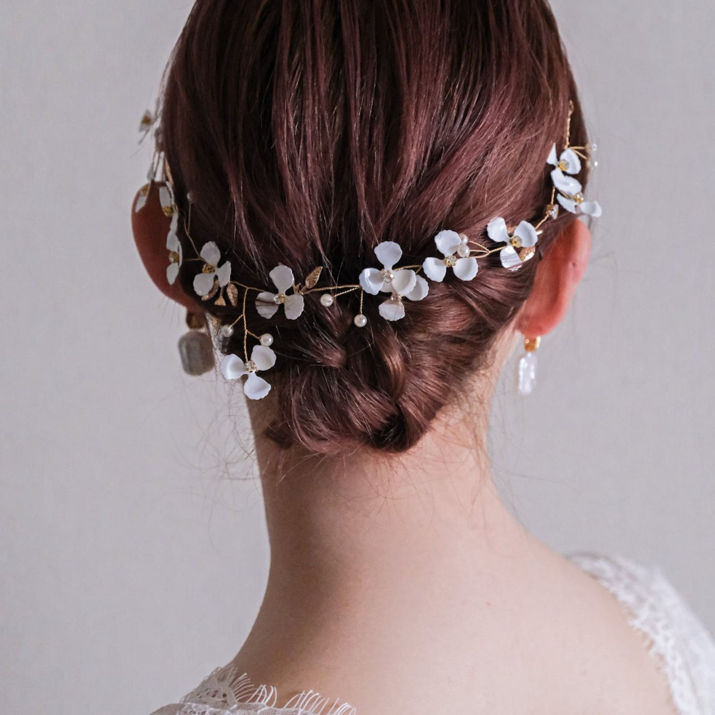 【ヘッドドレス】ブライダルヘッドドレス小枝カチューシャホワイトフラワーゴールドv61【結婚式　ヘアアクセサリー】