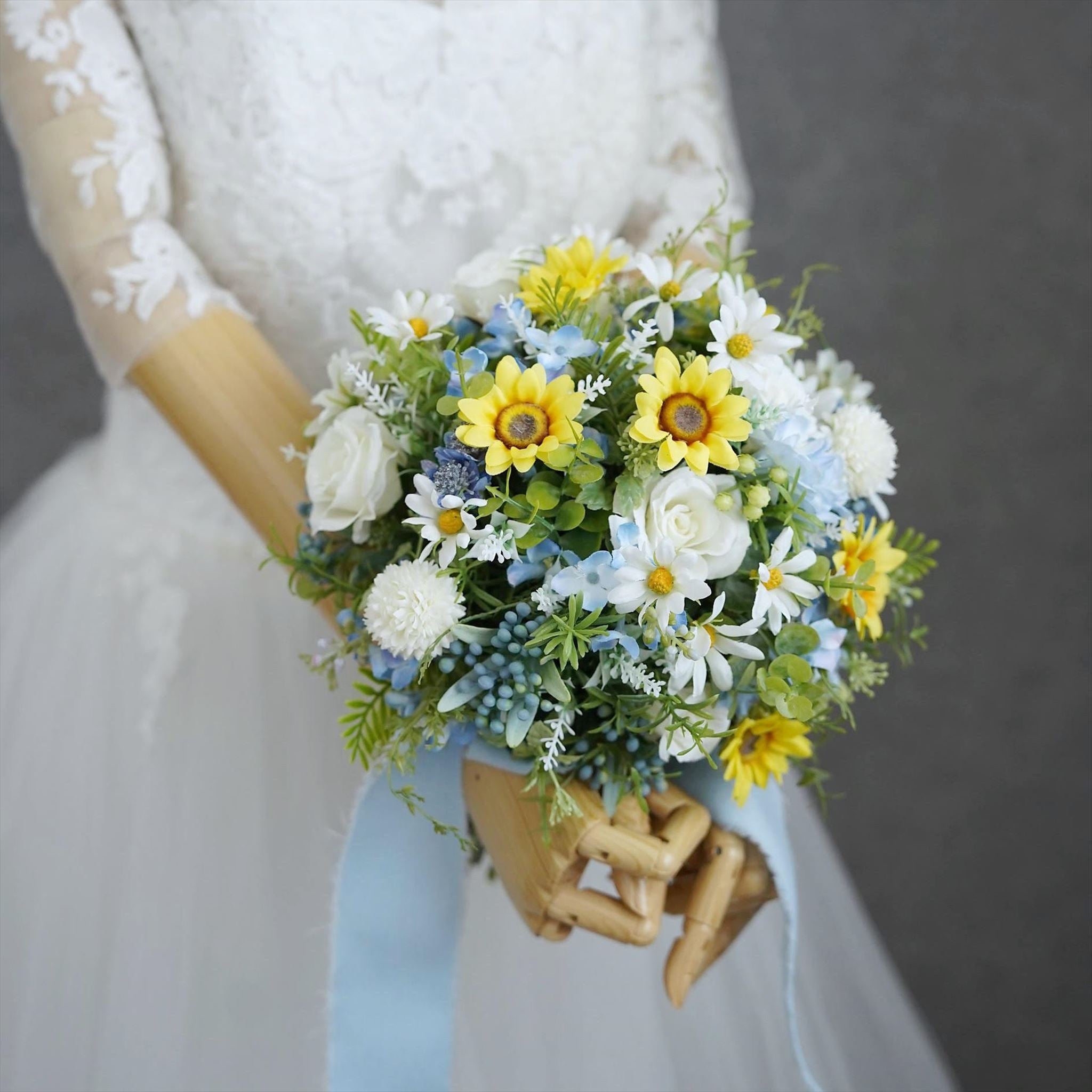 ホワイトブールの小花とひまわりのブーケ【結婚式 フワラー アーティ