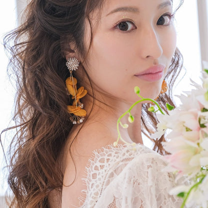 【ピアス】ブライダルピアス パール ビジュー 花びらピアス イエローオレンジ r30 【結婚式 ピアス イヤリング】