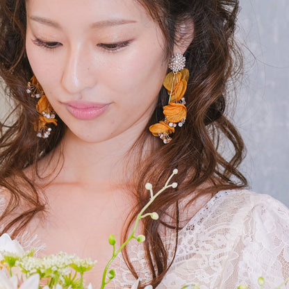 【ピアス】ブライダルピアス パール ビジュー 花びらピアス イエローオレンジ r30 【結婚式 ピアス イヤリング】