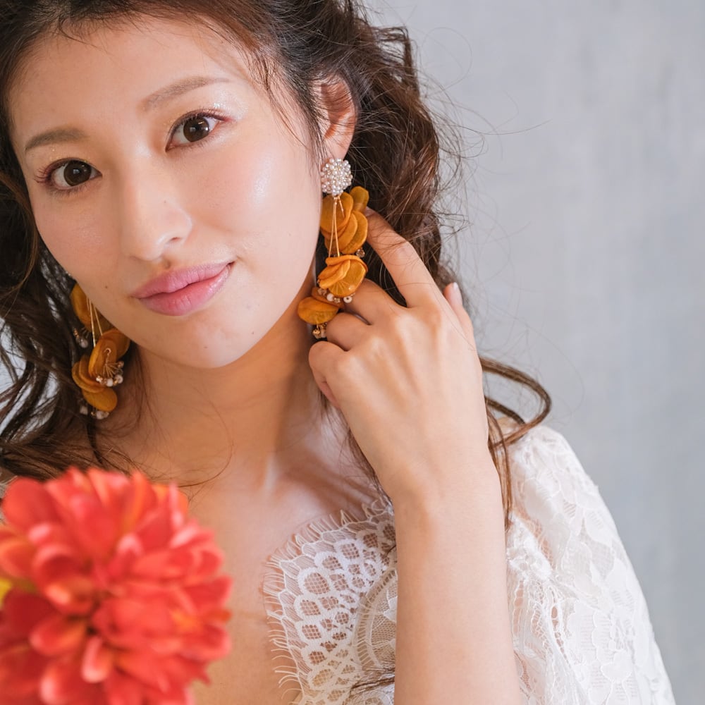 【ピアス】ブライダルピアス パール ビジュー 花びらピアス イエローオレンジ r30 【結婚式 ピアス イヤリング】