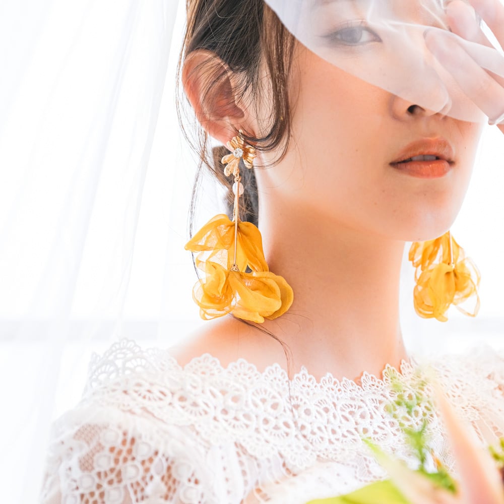 ピアス】ブライダルピアス パール ビジュー 花びらピアス イエロー