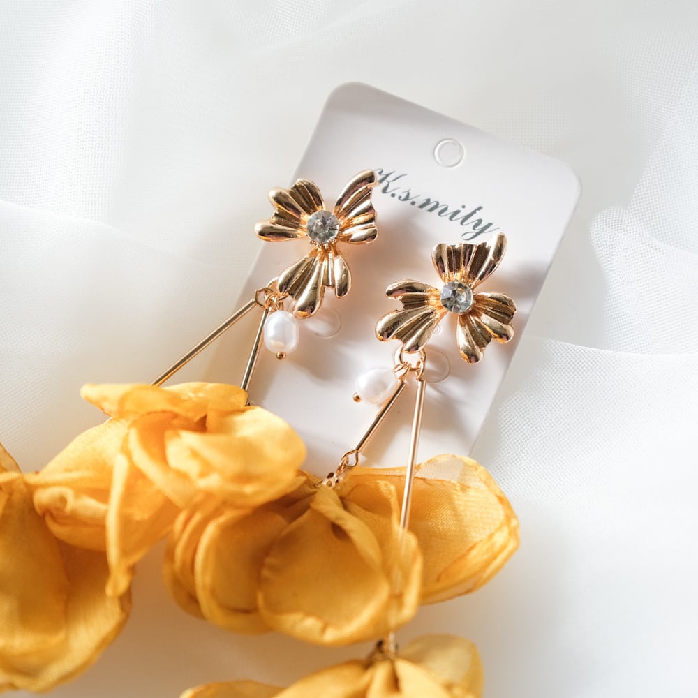 【ピアス】ブライダルピアス パール ビジュー 花びらピアス イエロー オレンジ s2 【結婚式 ピアス イヤリング】