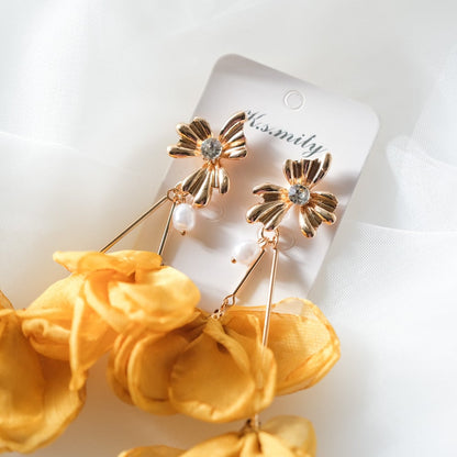 【ピアス】ブライダルピアス パール ビジュー 花びらピアス イエロー オレンジ s2 【結婚式 ピアス イヤリング】