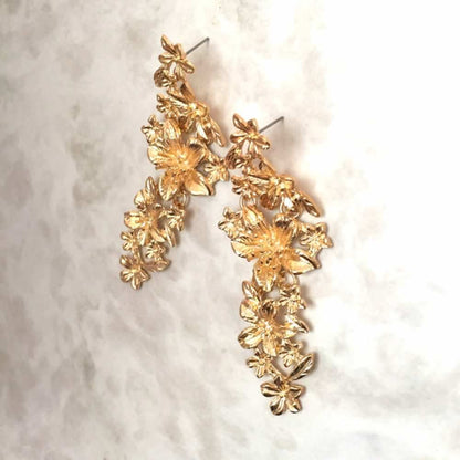【ピアス・イヤリング】Lustre ゴールドフラワーピアス/ブライダルアクセサリー 【結婚式 ピアス イヤリング】