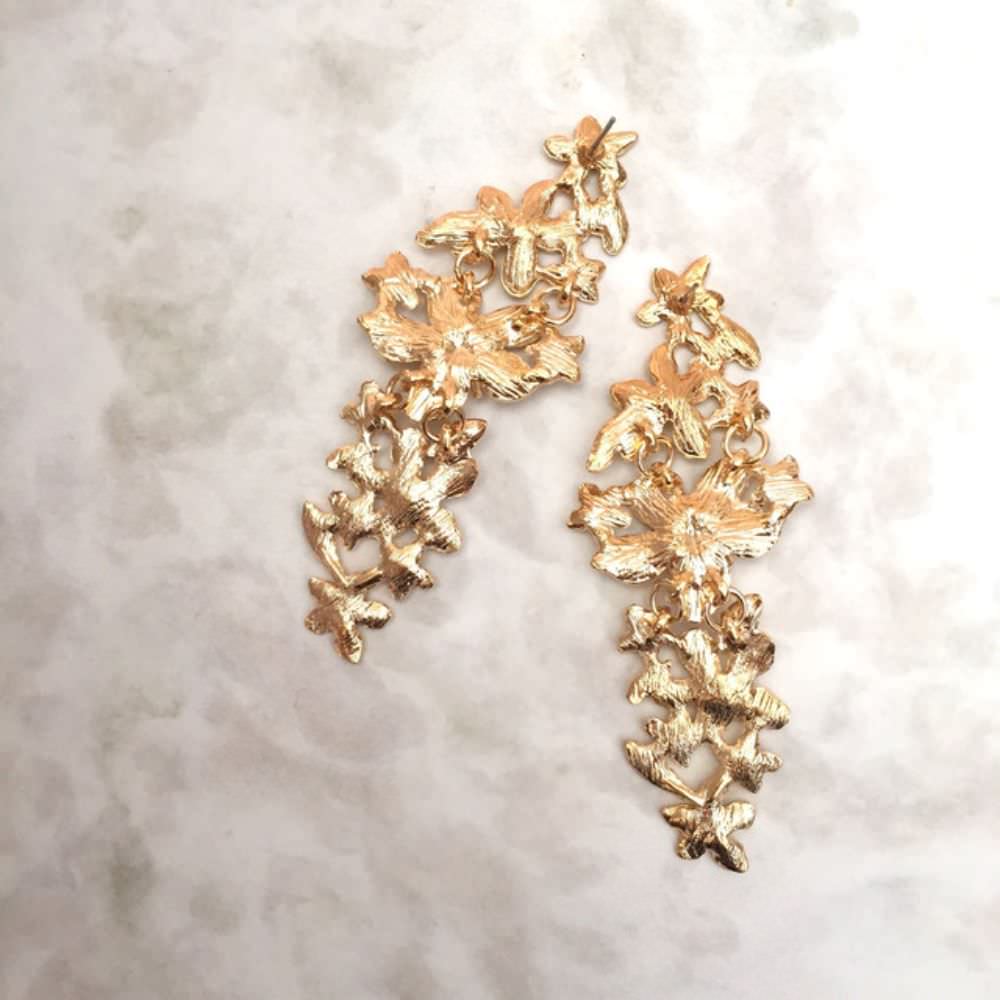 【ピアス・イヤリング】Lustre ゴールドフラワーピアス/ブライダルアクセサリー 【結婚式 ピアス イヤリング】
