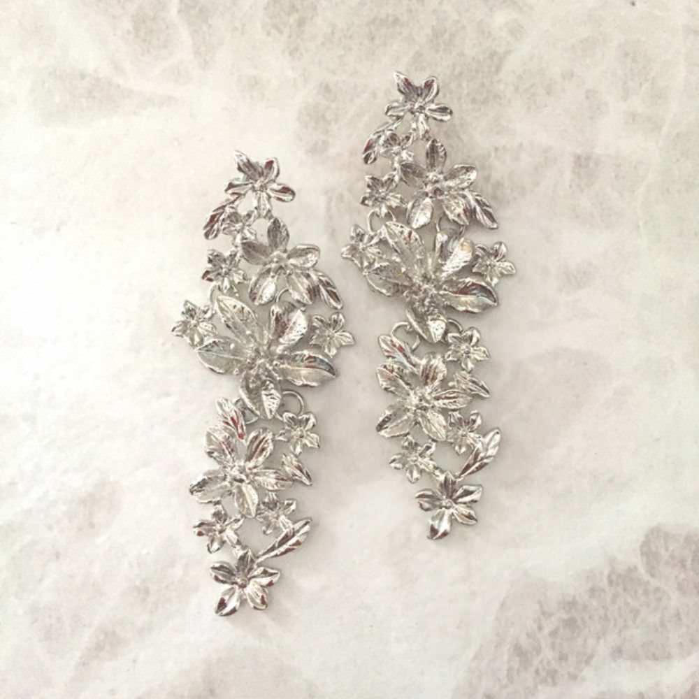 【ピアス・イヤリング】Lustre ゴールドフラワーピアス/ブライダルアクセサリー 【結婚式 ピアス イヤリング】